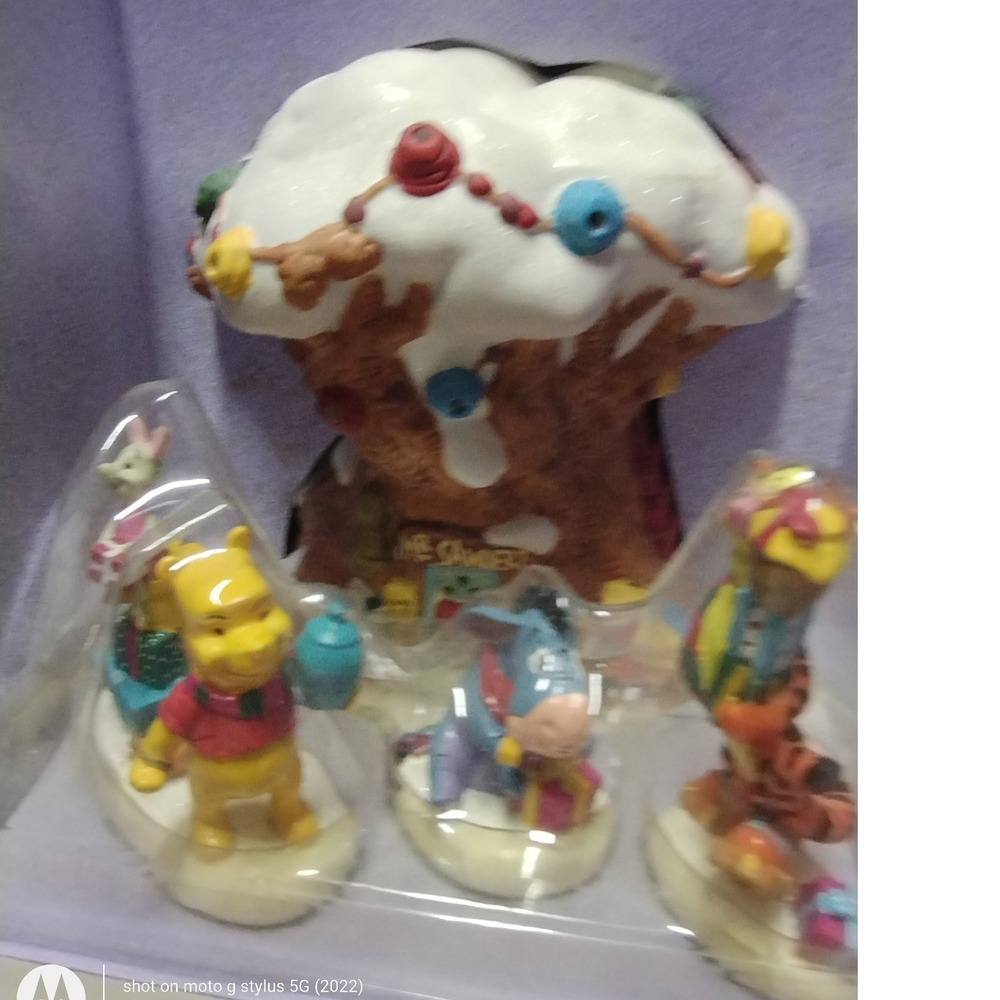 Disney Winnie the Pooh Porcelain Light-Up Christmas Village Set Brass‎ Key 2004